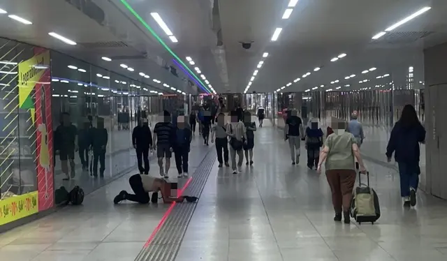 Eine bettelnde Person in der Karlsplatz-Passage. | Foto: zVg
