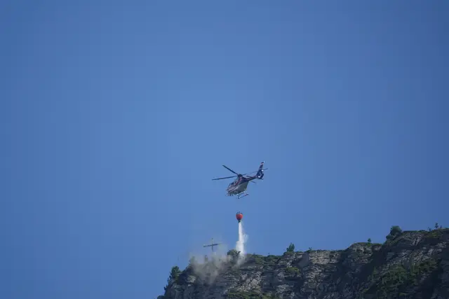 Die „Libelle“ setzte 16 Rotationen mit je 500 Litern Wasser ein, um die Brandstellen an der Gerlossteinwand abzulöschen.  | Foto: zoom.tirol
