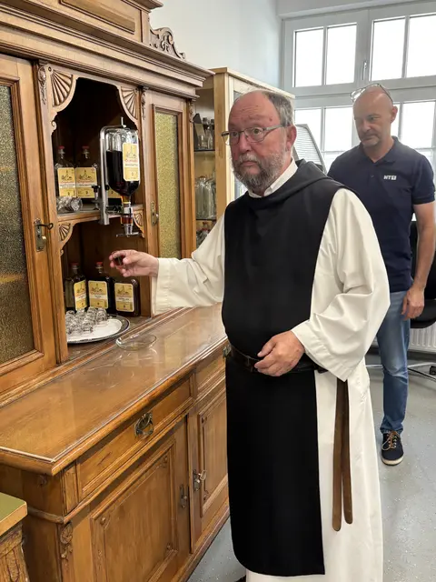 Bruder Reinhard bleibt vor Ort im Stift Engelszell und kümmert sich für die Familie Paminger um den traditionellen Engelszeller Likör. | Foto: MeinBezirk/Osterkorn