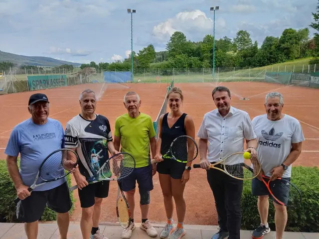 Die Tennisanlage wurde saniert: Reinhold Urmann, Wolfgang Forstner, Josef Gruber, Jasmin Berger, Bürgermeister Wilfried Kellermann und Harald Binder, v. l.  | Foto: Tanja Plattner