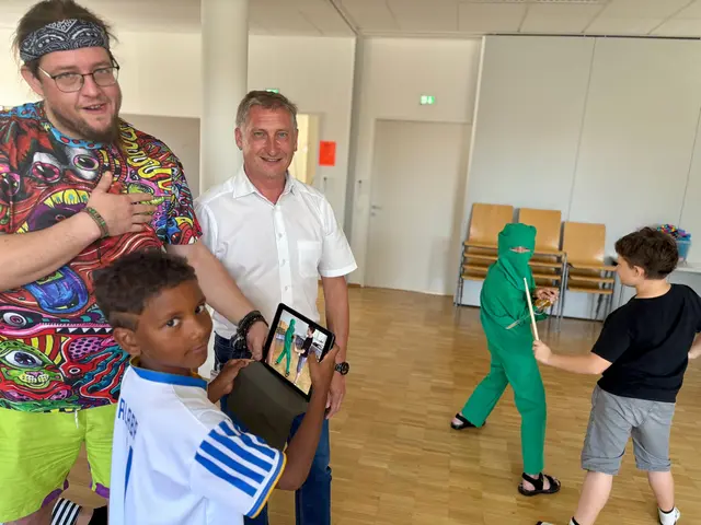 Patrick Thalhammer und Andreas Riedl sehen bei der Produktion zu. | Foto: Markus Kahrer
