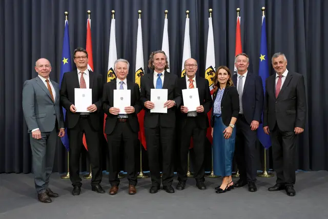 Max Hiegelsberger, die vier Oberstudienräte, Eva Panholzer, Thomas Silberhumer und Alfred Klampfer. | Foto: Land OÖ/Denise Stinglmayr 