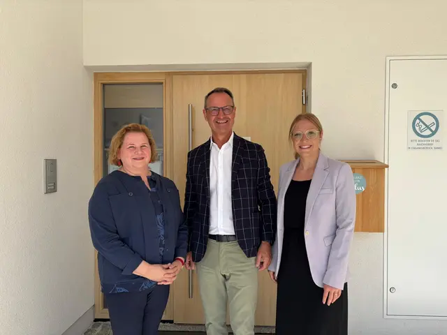 v.l. Bundesministerin Korinna Schumann, Bürgermeister Dominik Reisinger, Bezirksfrauenvorsitzende Nicole Trudenberger | Foto: MeinBezirk/Meßthaller