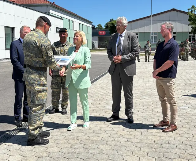 Klaudia Tanner überreicht Oberst Alfred Steingreß den symbolischen Schlüssel. | Foto: MeinBezirk/Mayr