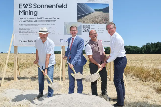 Joachim Payr (Geschäftsführender Gesellschafter EWS), Energie-AG-Aufsichtsratsvorsitzender Landesrat Markus Achleitner, Minings Bürgermeister Josef Zechmeister und Energie-AG-CEO Leonhard Schitter (v. l.). | Foto: Franz Neumayr