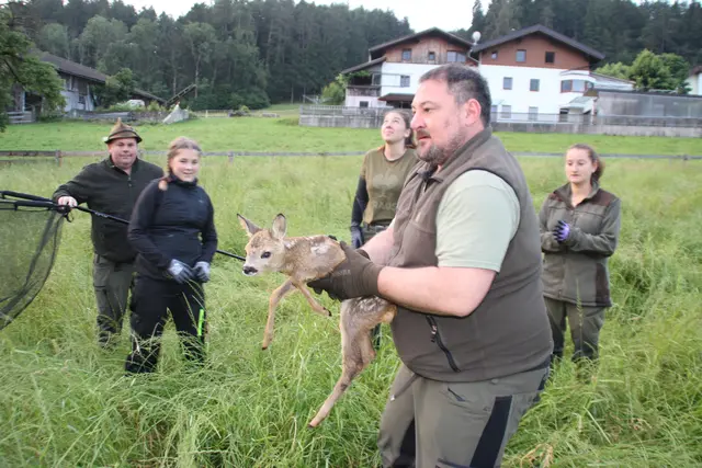 Freude bei Jagdpächter Alexander Abfalterer über das entdeckte und gerettete Kitz in Afling. | Foto: Manfred Jordan