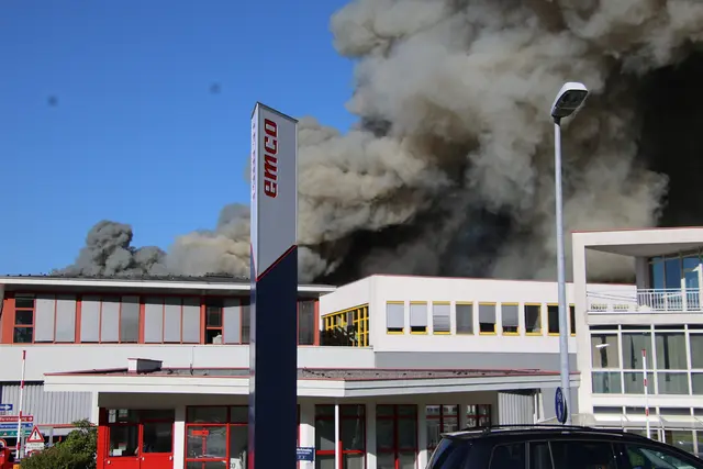 Großbrand bei Werkzeugmaschinenhersteller Emco. | Foto: HKroBild
