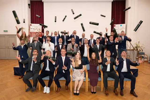 45 Absolventinnen und Absolventen des FH Diplomstudienganges Wirtschaftsingenieurwesen und des Masterstudienganges Industrial Management wurden im stilvollen „Großen Saal“ des Schlosses empfangen. | Foto: Hermann Burgstaller