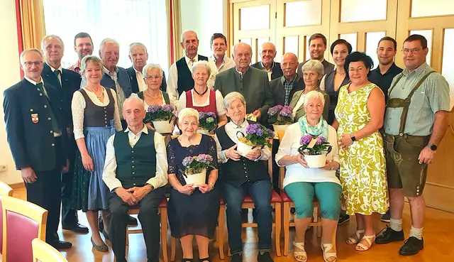 Ehrengäste, Jubilare und Geburtstagskinder gemeinsam mit Vertreterinnen und Vertretern aus dem öffentlichen Leben beim Erinnerungsfoto anlässlich der festlichen Gratulationsfeier der Gemeinde Miesenbach.“ | Foto: Gde Miesenbach