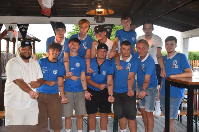 Die Spieler vom SV Großpetersdorf ließen sich tätowieren. | Foto: Michael Strini