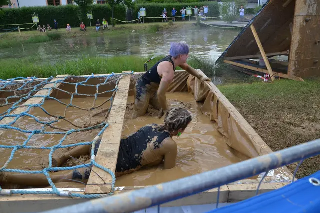 Mit vollem Einsatz durch den Schlamm – beim Gatschathlon blieb keiner sauber, aber alle hatten Spaß. | Foto: Alexander Fritsch