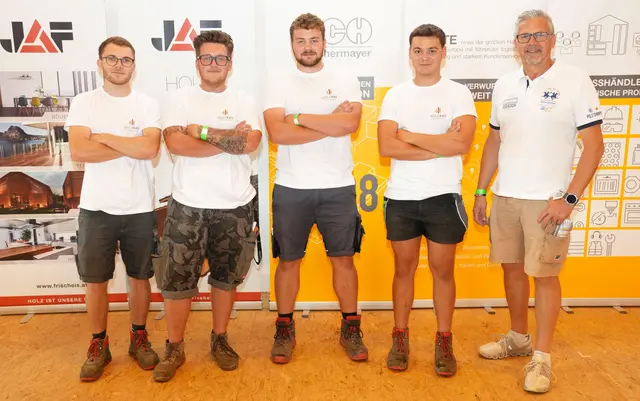Team Burgenland:  (v. l.). Nico Gigl, Alexander Rieder, Andreas Reeh, Philipp Wolf vertraten das Burgenland beim Bundeslehrlingswettbewerb Holzbau mit Landesinnungsmeister Josef Sachs  | Foto: WKB