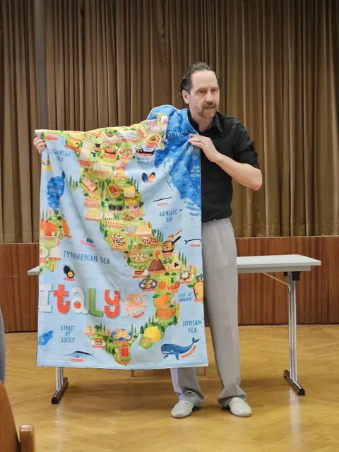 Sven Kaschte vom Landestheater NÖ beginnt das Ein-Mann-Stück von Thomas Mann | Foto: Mary Ward Privatgymnasium St. Pölten