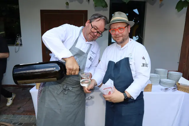 Mit der 12-Liter-Flasche ging es durch die Gästereihen. | Foto: Johann Scheich