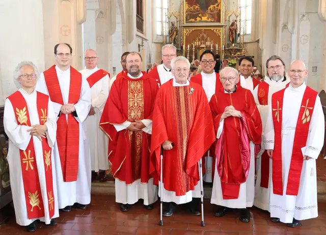 Der Jubilar (Mitte) mit Pfarrer Jerome, seinem Jahrgangskollegen Roland Moser (rechts) und mitfeiernden Priestern. | Foto: Wolfgang Hanousek
