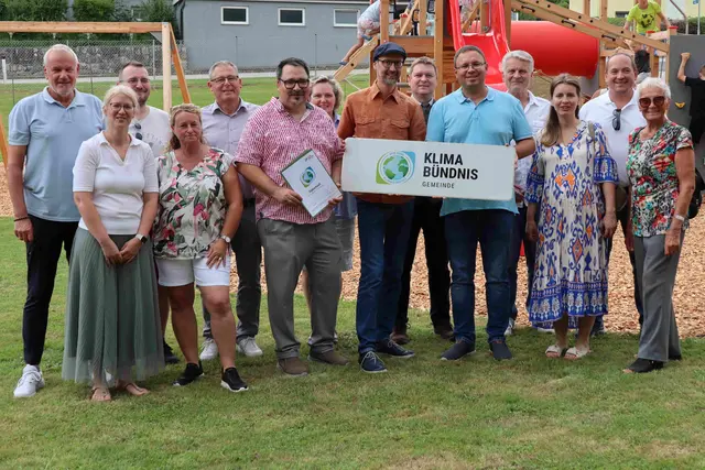 Der Sipbachzeller Gemeinderat sowie die Klimabündnisarbeitsgruppe Sipbachzell bei der feierlichen Aufnahme ins Klimabündnis-Netzwerk. | Foto: Gemeinde Sipbachzell