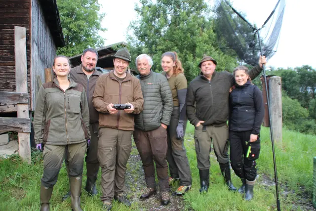 Das zufriedene Kemater Jägerteam nach der Rettung einiger Kitze: Marina Haselwanter, Alexander Abfalterer, Philipp Prohaszka, Markus Kostenzer, Magdalena Abfalterer, Philipp Abfalterer und Lena Kofler (v.l.n.r.) | Foto: Manfred Jordan