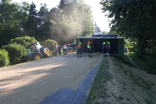 In Offenhausen kommt ein Traktor ins Schleudern, stürzt in die Böschung und verliert seine gesamte Ladung auf der Fahrbahn. | Foto: laumat.at