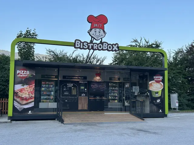 Der neue Standort direkt bei der Tankstelle an der Salzburger Straße ist gut erreichbar und bietet auch Sitzgelegenheiten zum Pizza-Genuss vor Ort.  | Foto: Polz