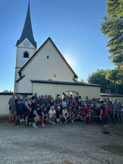 Die Gruppe startete von der Kirche St. Thomas am Zeiselsberg.  | Foto: Gemeinde Maria Saal