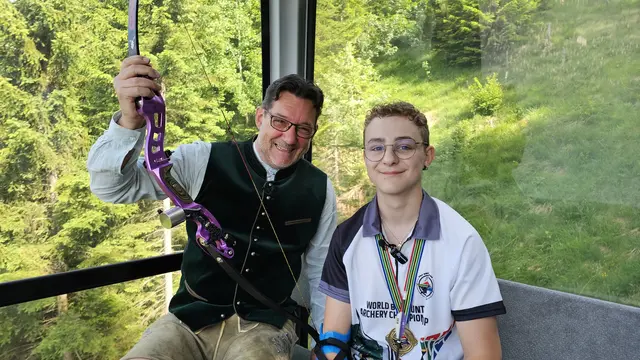 Foto: Sofia Pellegrini: Der erst 14-jährige Nick Romeo Hechenberger erzählt "us dr Gondl" über seinen Weltmeisterschaftstitel im Bogenschießen bei Andreas Seeburger in der Fernsehgondel.