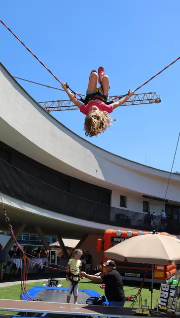 Die Kids zeigten akrobatische Leistungen beim Bungee-Trampolin. | Foto: Höpperger Umweltschutz