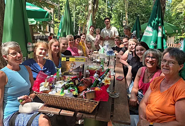 Das Hofer-Team - Margit Binder, Birgit Flicker, Michaela Gager, Martina Morschitzky, Suzan Gall, Silke Trojan, Margit Schön, Renate Wagner, Martina Scharf, Tanja Emminger, Kornelia Piwalt, Theresia Kraussler, Anja Grün, Sandra Hofbauer, Magdalena Hasiner, Andrea Fiedler, Tobias Kofler, Beatrice Traxler mit Lara und Nora. | Foto: HOFER-Team