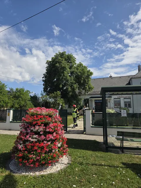 Zwei Trupps meisterten die Rettung „vermisster“ Personen aus dem verrauchten Kellergeschoss. | Foto: Michael Babits