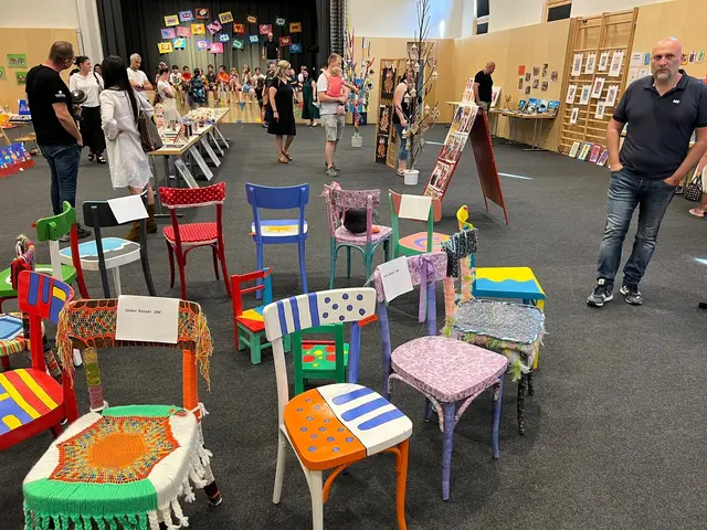 Auch die Sesseln wurden als Kunstwerke mit einbezogen. | Foto: Heike Mara