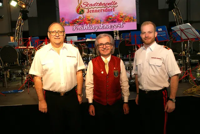 2021 wurde Reinhold Buchas zum Ehrenbezirkskapellmeister in Jennersdorf ernannt, mit Manfred Knebel und Obmann der Stadtkapelle Simon Meitz (v.l.). | Foto: Anna Kaufmann