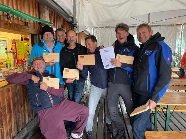 Mitarbeiter gesucht: Zur Verstärkung des Teams suchen die Aschbacher Firma engagierte Facharbeiter (m/w/d) im Bereich Dachdecker und Spengler.  | Foto: Otmar Weise GmbH