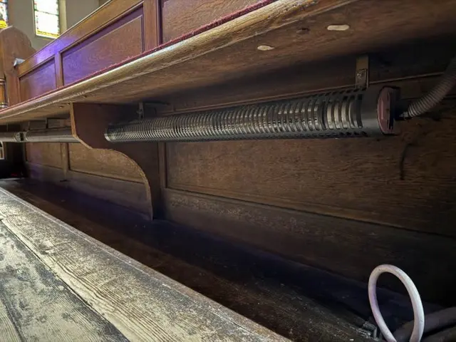 Die Heizröhren der Bänke sind kaputt. Eine neue Lösung sind Heizmatten.  | Foto: Pfarre Gersthof