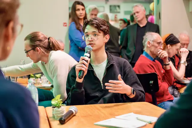 Neben seiner Aufgabe als Bezirksrat studiert er Publizistik- und Kommunikationswissenschaft und Jus. | Foto: z.V.g.