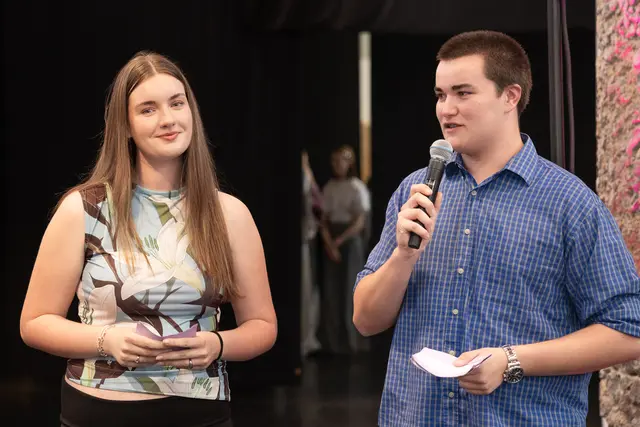 Für Sena Kovacevic und Elias Brassé Luxbauer war die Modenschau weit mehr als ein Schulprojekt. | Foto: Paul Weber