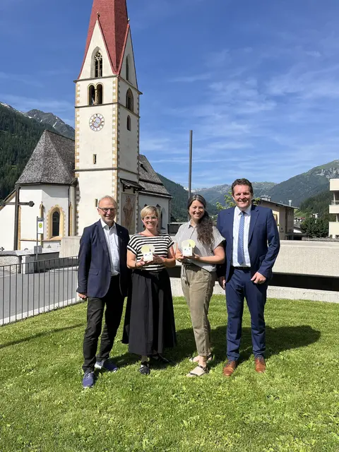 Gernd Vogl (GV Klima- und Energiefonds), Michaela Gasser-Mark, Bernadette Hofer (KLAR-Managerinnen) und LR Rene Zumtobel. | Foto: KLAR! Arlberg Stanzertal