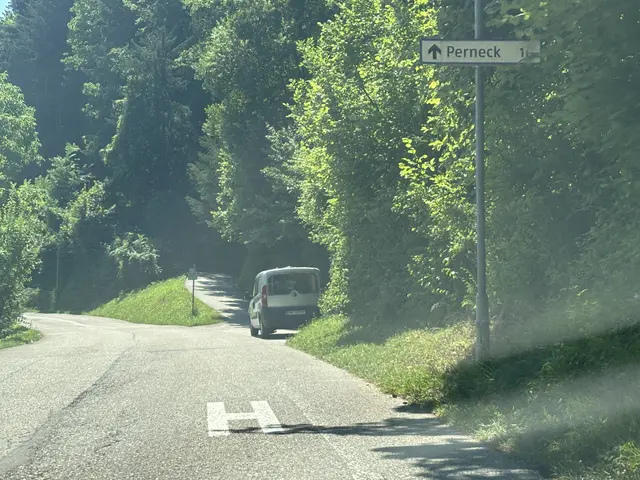 Standort: Pernecker Straße bei der Kreuzung Buchenhain. Das Heck zeigt bergabwärts. Achtung: Hier sind nur 30 km/h erlaubt.