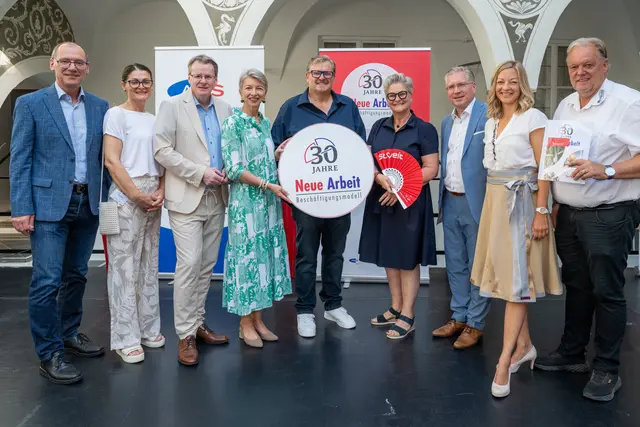 Zum 30-Jahr-Jubiläum der Neuen Arbeit traf man sich im St. Veiter Rathaushof. | Foto: Dieter Arbeiter
