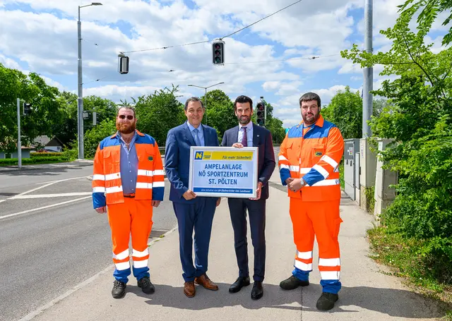 LH-Stv. Landbauer und NÖ Straßenbaudirektor eröffnen die neue Ampel vor dem Sportzentrum NÖ in St. Pölten | Foto: NLK Bruchhart