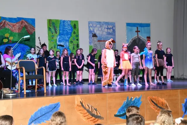 Der Eisvogel von Neumarkt wurde als Musiktheater vom Schulchor der VS Neumarkt aufgeführt. | Foto: Anita Galler