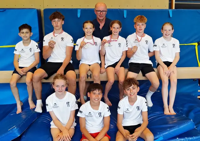Turnsport NÖ Präsident Wolfgang Lehner gratuliert dem erfolgreichen Kunstturnnachwuchs des SV Gymnastics Gänserndorf. | Foto: SV Gymnastics Gänserndorf