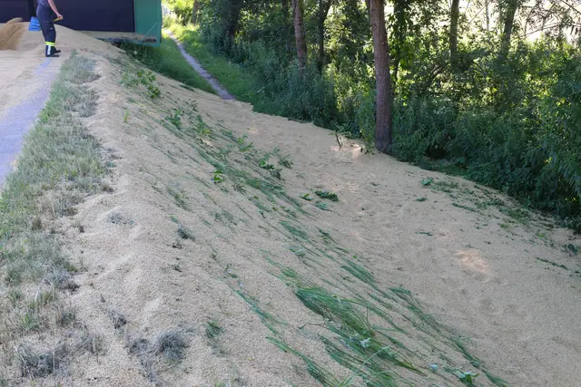 In Offenhausen kommt ein Traktor ins Schleudern, stürzt in die Böschung und verliert seine gesamte Ladung auf der Fahrbahn. | Foto: laumat.at