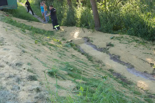 In Offenhausen kommt ein Traktor ins Schleudern, stürzt in die Böschung und verliert seine gesamte Ladung auf der Fahrbahn. | Foto: laumat.at