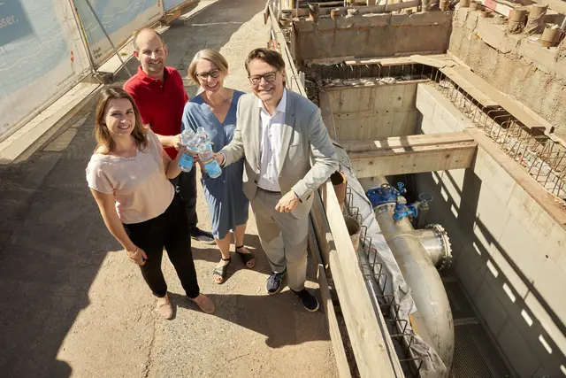 Anstoßen auf die neue Wasserleitung: Johanna Sperker (Bezirksvorsteherin Hietzing, ÖVP), Marcel Höckner (Bezirksvorsteherin-Stellvertreter Hietzing, SPÖ), Michaela Schüchner (Bezirksvorsteherin Penzing, SPÖ) und Klimastadtrat Jürgen Czernohorszky (SPÖ). | Foto: Wiener Wasser/Thomas Topf