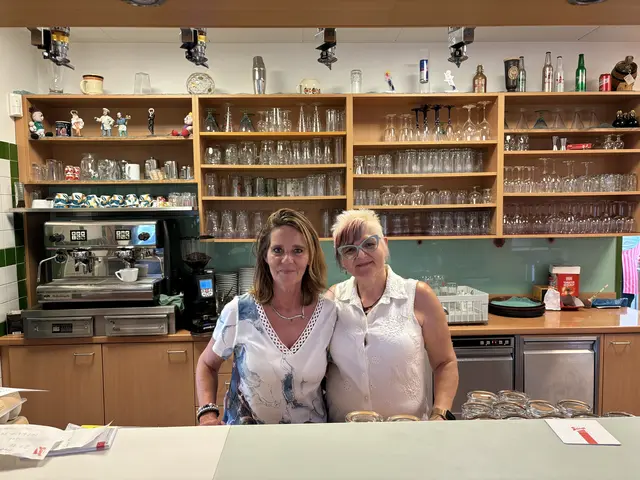 Petra Friesenbichler (l.) mit ihrer langjährigen Mitarbeiterin Daniela. | Foto: Luca Arztmann/MeinBezirk