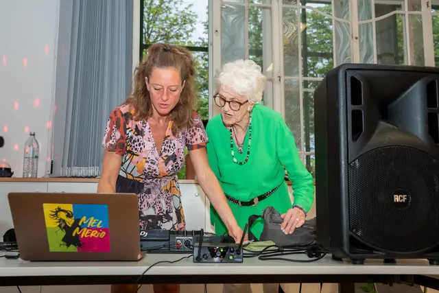 Mel Merio (l.) und Jolanda Kuppelhuber hinter dem Djane-Pult. | Foto: Valentina Marinelic/MeinBezirk