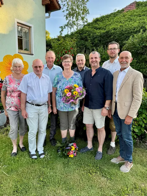 Fridoline Holzmüller, Pater Daniel Gärtner, Eduard und Aloisia Kaufmann, Johann Weber, Dietmar Hipp, Markus Rabl, Bürgermeister Josef Schaden (v.l.). | Foto: Marktgemeinde Schweiggers