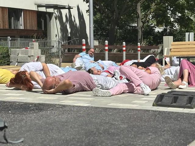 Um auf die fehlende Sichtbarkeit in Pflegeberufen aufmerksam zu machen, legten sich die Mitarbeiterinnen und Mitarbeiter symbolisch vor das Haus.  | Foto: Häuser zum Leben