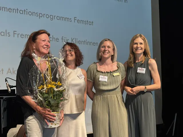 Renate Magerle, Gründerin und Obfrau des Beratungszentrums wurde von Mitarbeiterinnen gedankt. | Foto: Kogler