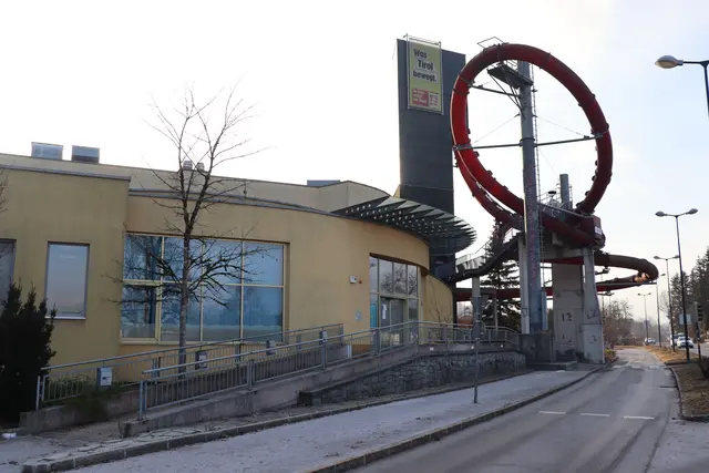 Bis jetzt steht das Gebäude noch – nächstes Jahr sollen die Abrissarbeiten beginnen. Bis dahin wird das ehemalige Schwimmbad noch als Eventlocation genutzt. | Foto: Nimpf
