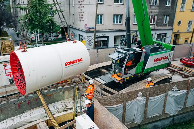 Bei der U4-Station Unter St. Veit wurde ein rund 70 Meter langes Stahlbetonrohr unter dem Wienfluss vom 13. in den 14. Bezirk gepresst. | Foto: Wien Kanal